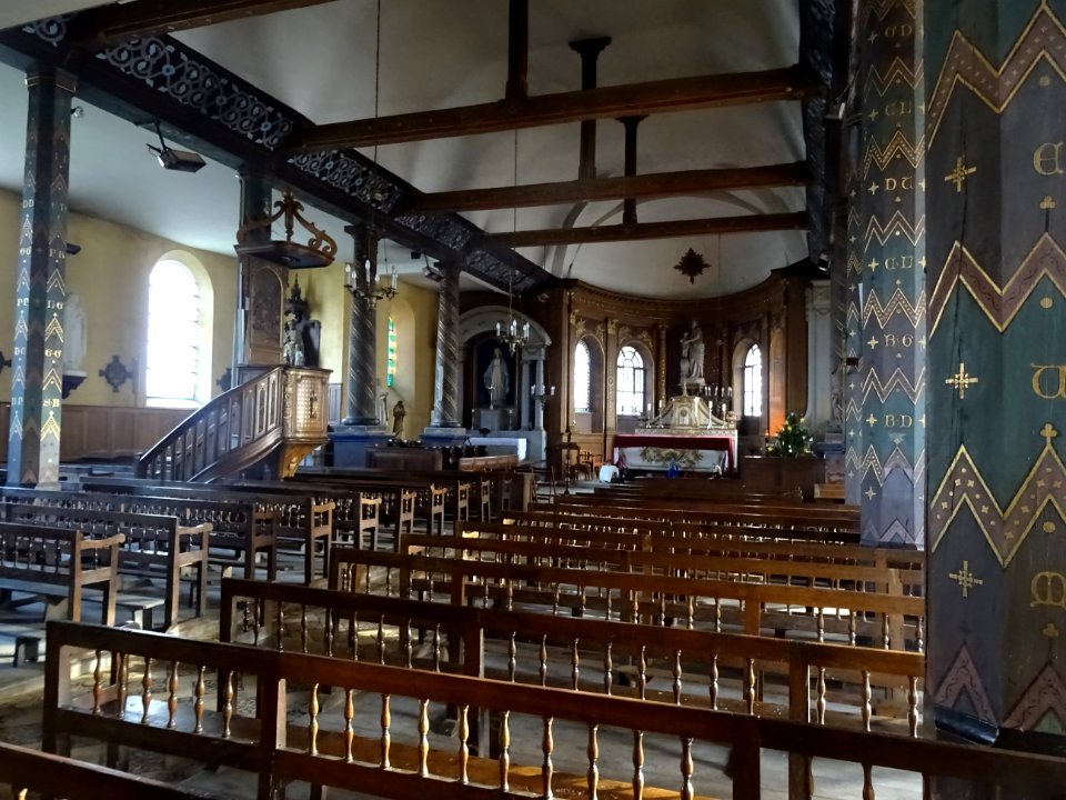 Eglise Saint-Martin, l'intérieur très polychrome date de 1… 