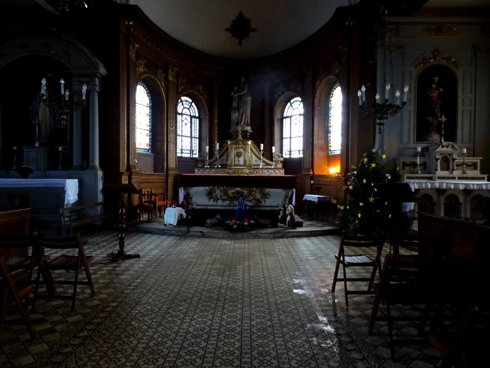 Eglise Saint-Martin, l'intérieur très polychrome date de 1… 