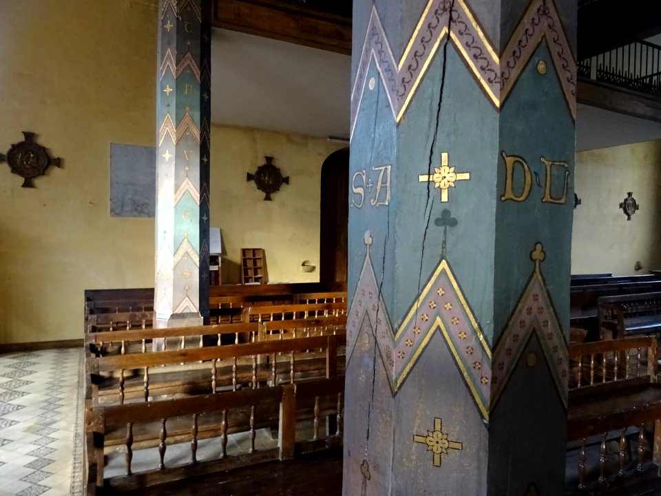 Eglise Saint-Martin, l'intérieur très polychrome date de 1… 