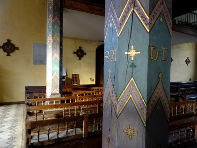 Eglise Saint-Martin, l'intérieur très polychrome date de 1… 