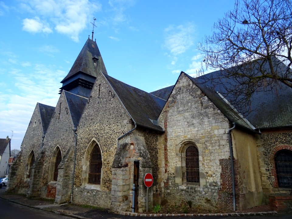 Eglise Saint-Martin, église en silex reconstruite en 1650,… 