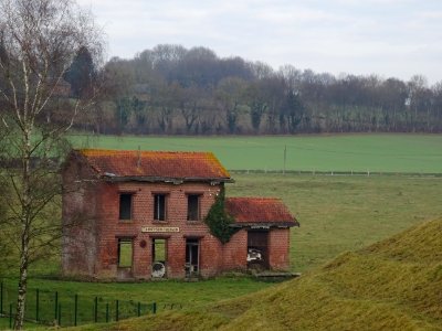Prairie et maison abandonnée, Canny-sur-Thérain, Oise 