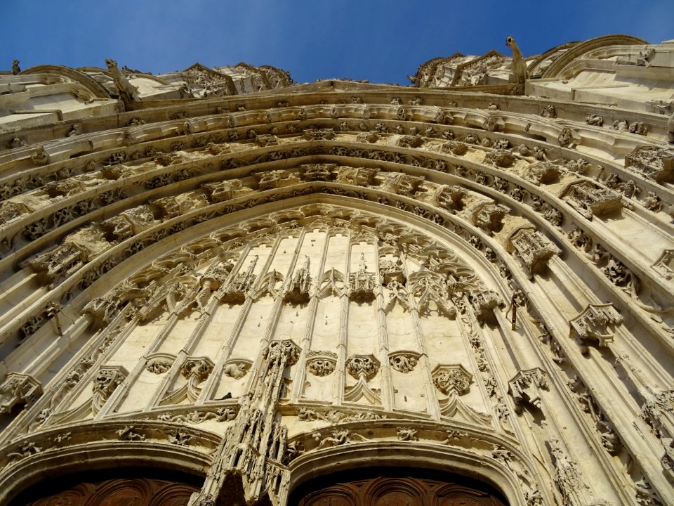 Porche de la façade sud, vue par en dessous, cathédrale Sa… 