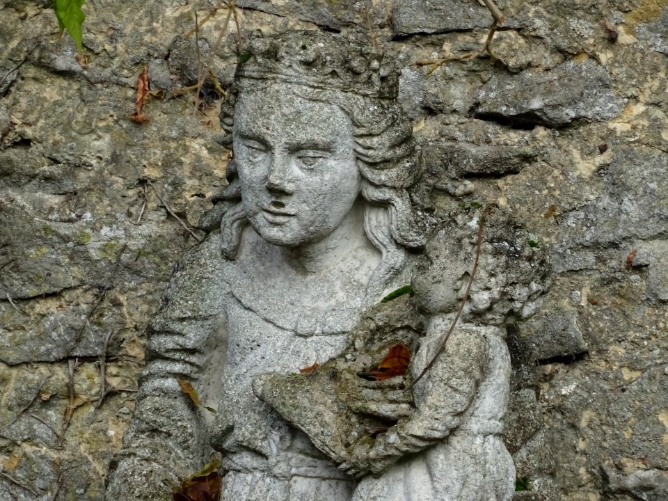 Sculpture Vierge couronnée et enfant, contre le mur dans… 