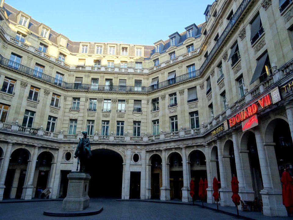Place Edouard VII, avec la statue du roi Edouard VII et à … 