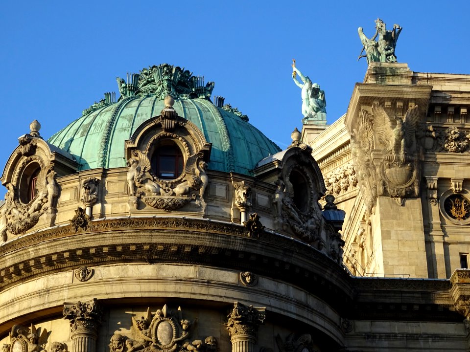 Les toits et statues au sommet de l'Opéra ou Palais Garnie… 