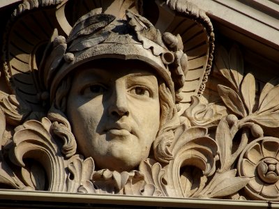 Détail du fronton au sommet de l'ancien Comptoir national … 