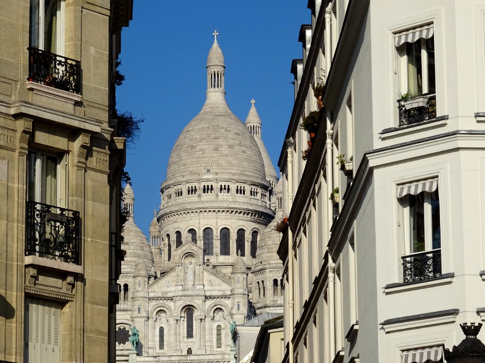 Depuis le 9ème arr., vue vers la Basilique du Sacré-Coeur … 