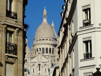 Depuis le 9ème arr., vue vers la Basilique du Sacré-Coeur … 