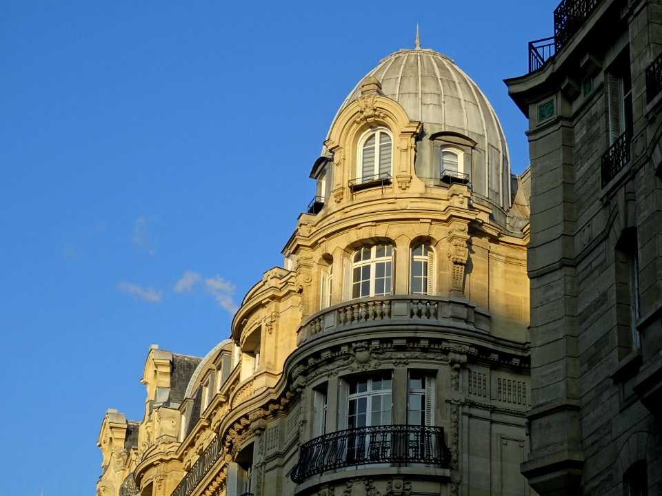 lmmeuble à l'angle de la rue de Mogador et de la rue Joube… 