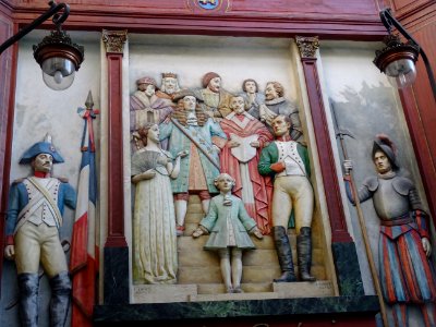 Bas relief sur une sortie de secours du Musée Grévin, 9ème… 