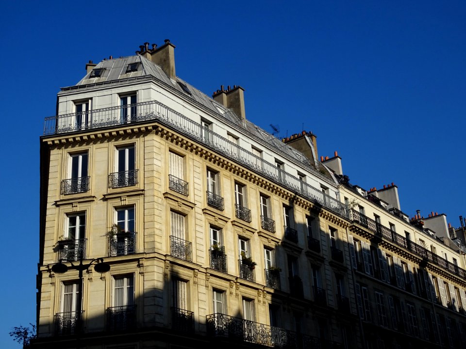 Immeuble à l'angle de la rue de Maubeuge et de la rue de B… 