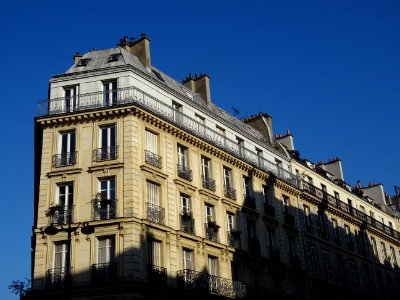 Immeuble à l'angle de la rue de Maubeuge et de la rue de B… 