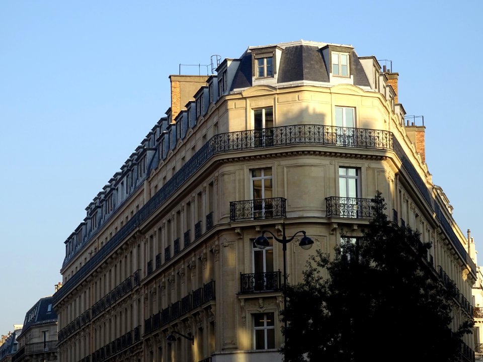 Immeuble à l'angle de la rue Lafayette et de la rue de Pro… 