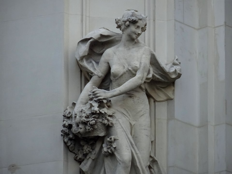 Statue , à l'extérieur de l'église Saint-Louis d'Antin, 63… 