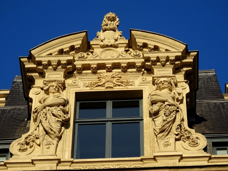 Scultures et toit d'un immeuble, au 16 rue de Londres, 9èm… 