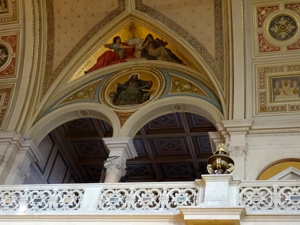 Plafond et colonnades, église de la Sainte-Trinité, place … 