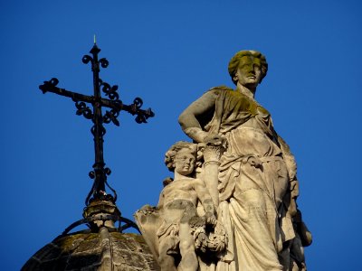 Croix et statue au sommet de l'Eglise de la Sainte-Trinité… 