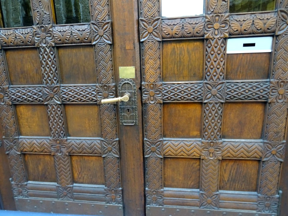 Détail de la porte en bois, église évangélique protestante… 
