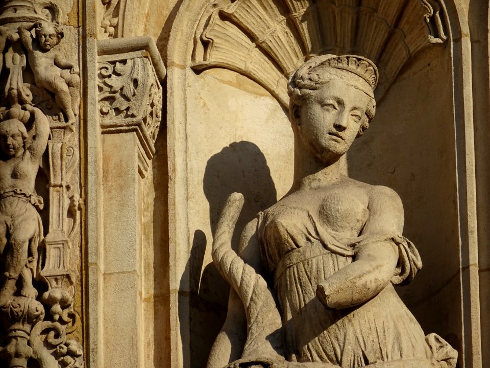Statue de femme, Hôtel de la marquise de Païva, place St-G… 