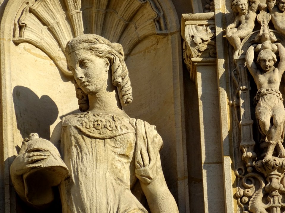 Statue de femme, Hôtel de la marquise de Païva, place St-G… 