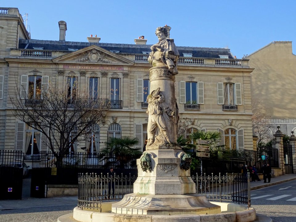 Bibliothèque Thiers et statue Monument à Gavarni (1911) … 