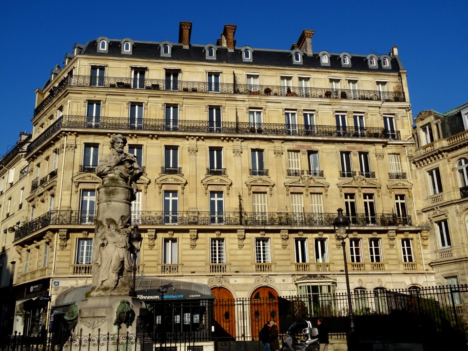Statue Monument à Gavarni (1911) par Denys Puech, place … 