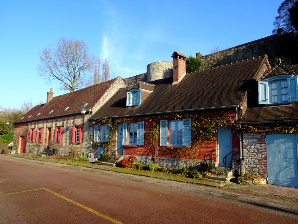 Façades colorées des maisons, Gerberoy, Oise 