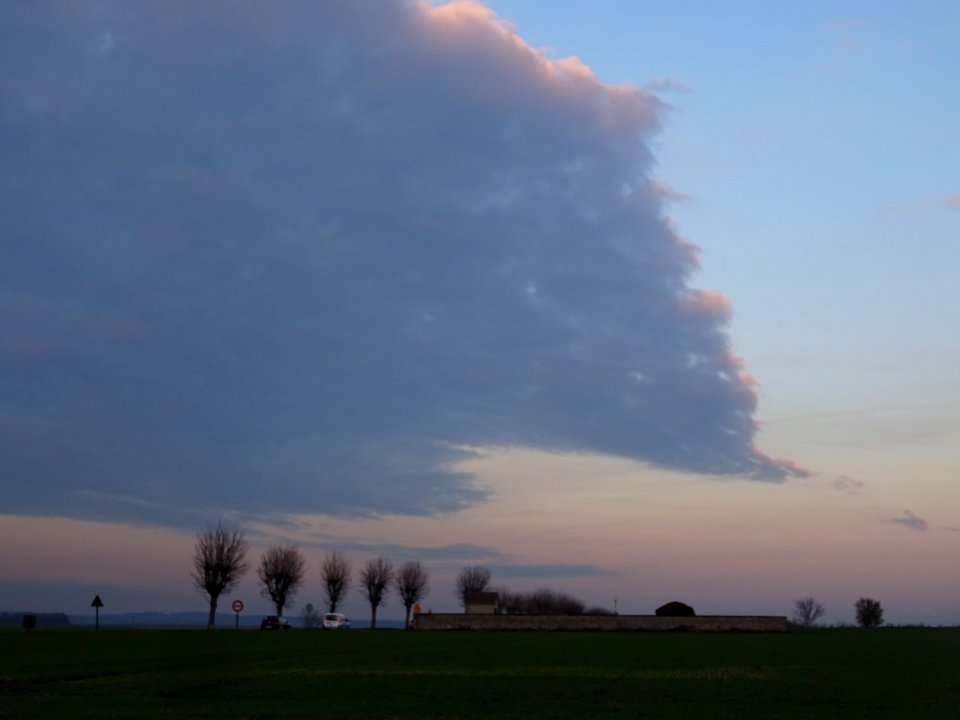Nuage bleuté dans le ciel du soir qui rosit ... 