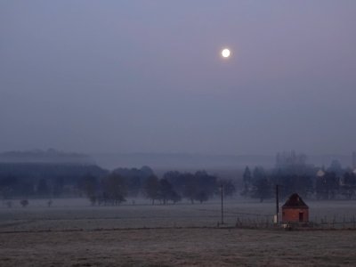 Coucher de lune et nappes de brouillard, entre Eragny-sur-… 