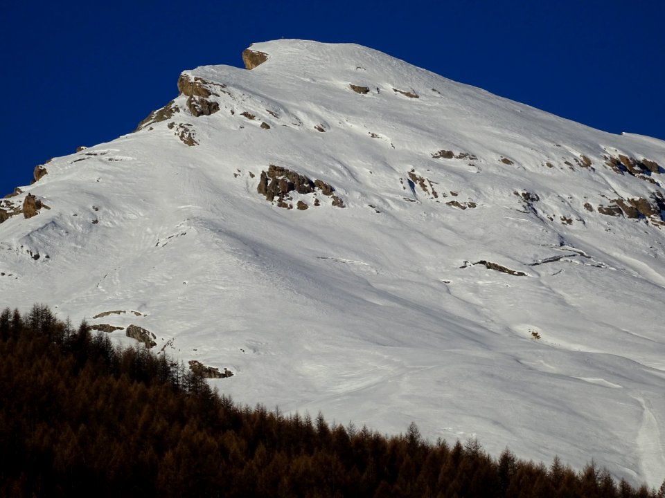 Au zoom, la Rouya. On distingue la croix à son sommet 