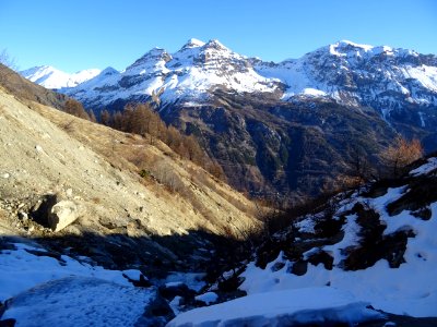 Le même ravin, avec vue vers le bas et la Cime de la Conda… 