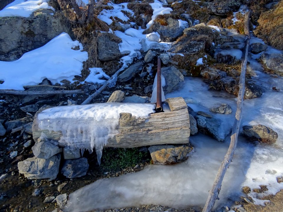 La Fontaine Froide, complètement gelée 