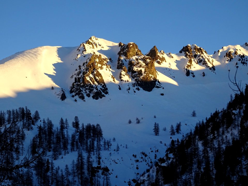 Derniers rayons du soleil sur les crêtes au-dessus du vall… 