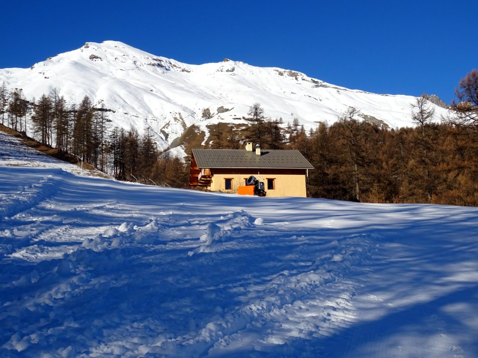 Cabane de Préron, au bord de la piste de Pelvoux 