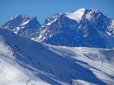Depuis la station de Montgenèvre, au zoom le Mont Pelvoux 