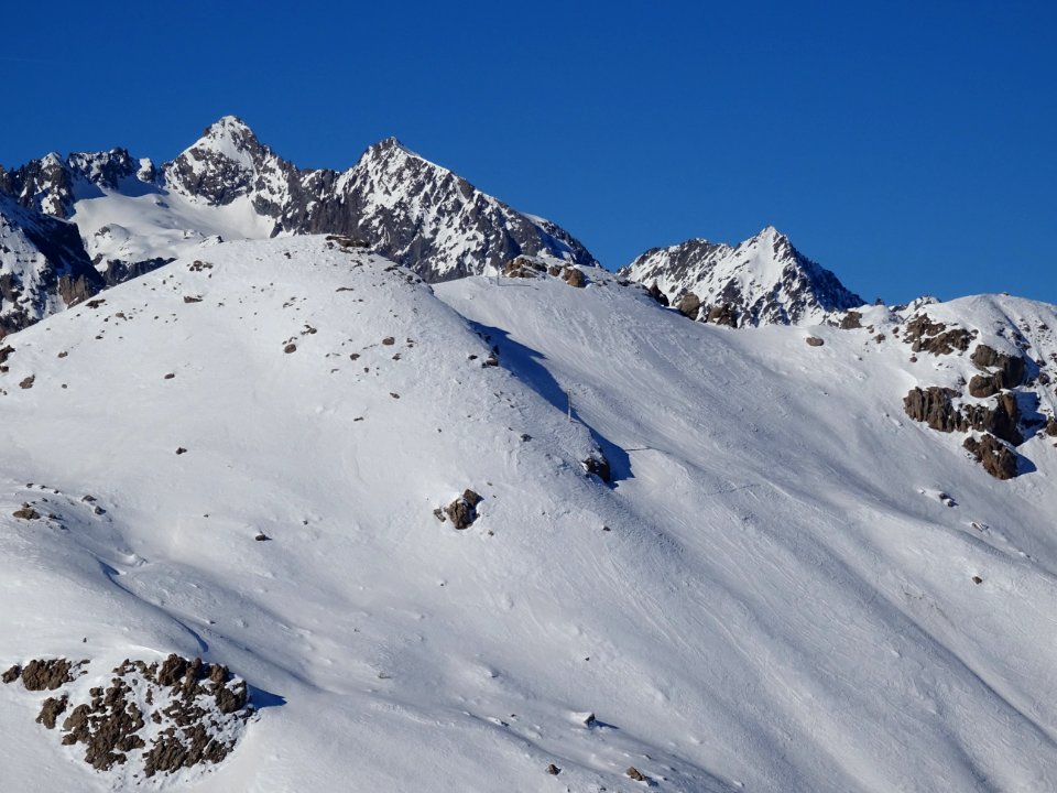 Sommets à identifier derrière les pistes de Serre Chevalie… 