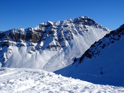 Droit devant, le Rocher du Grand Pré, tout à droite, en ba… 