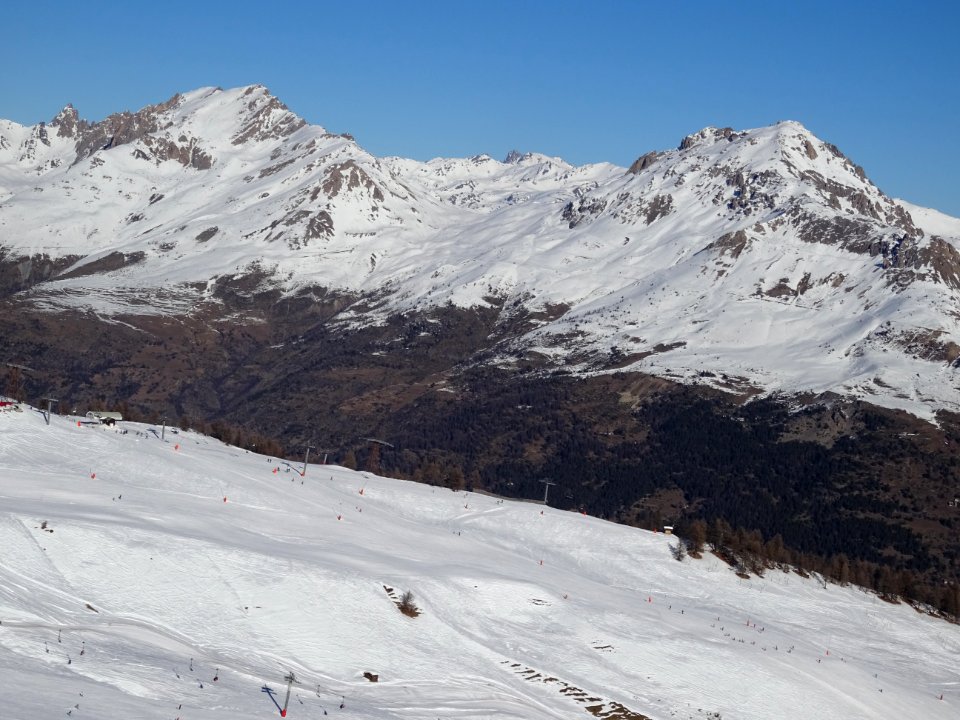 Vue vers l'adret de la vallée de la Guisane, le Grand Aréa… 