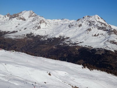 Vue vers l'adret de la vallée de la Guisane, le Grand Aréa… 