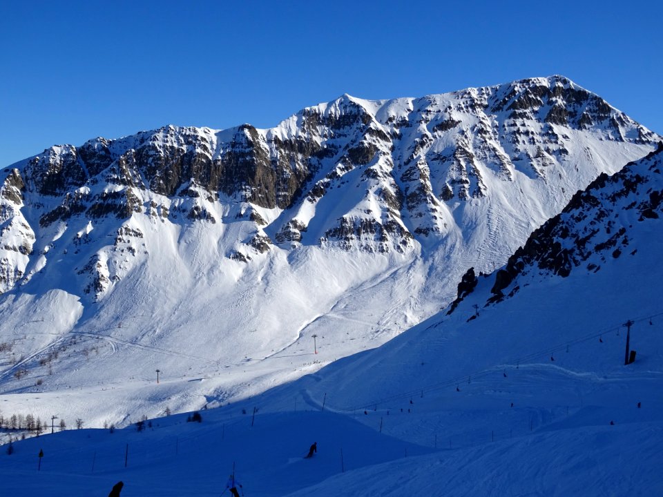 Droit devant, le Rocher du Grand Pré, tout à droite, en ba… 