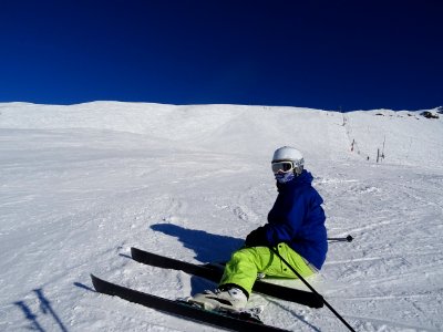 Pause sur la piste noire La Réserve, le long du téléski … 