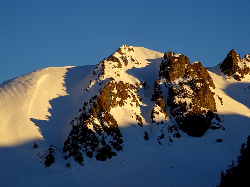 Derniers rayons du soleil sur les crêtes au-dessus du vall… 