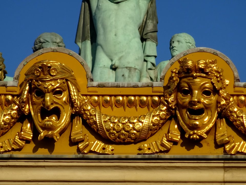 Deux masques au sommet de l'Opéra Garnier, place de l'Opér… 