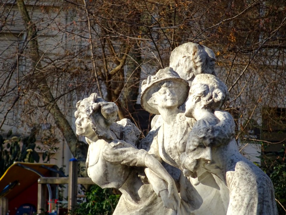 Dans le square Montholon, un groupe en marbre de Julien Lo… 