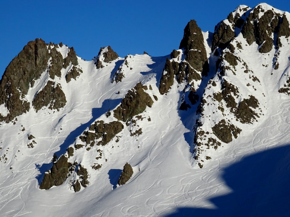 Traces en hors piste, vues depuis le télésiège du Rocher d… 