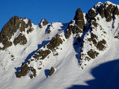 Traces en hors piste, vues depuis le télésiège du Rocher d… 