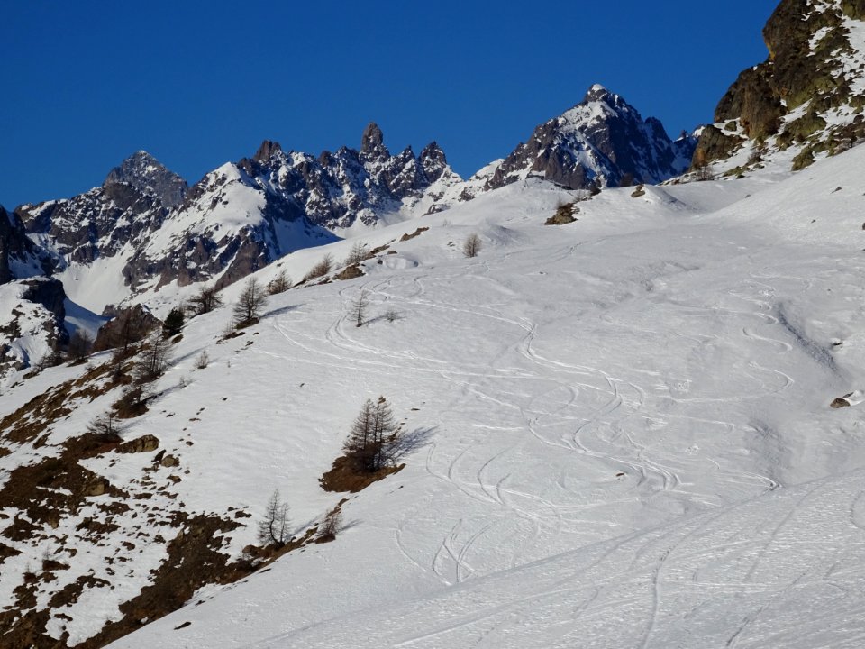 Depuis le télésiège du Rocher Blanc, la face sud de la Bar… 