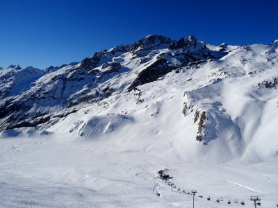 Le télésiège de la Cucumelle depuis la piste bleue de l'Ey… 