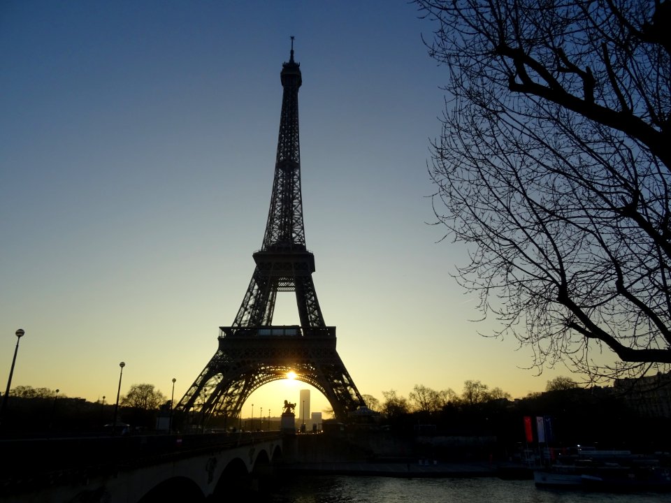 Lever de soleil entre les pieds de la Tour Eiffel, 7e arr.… 